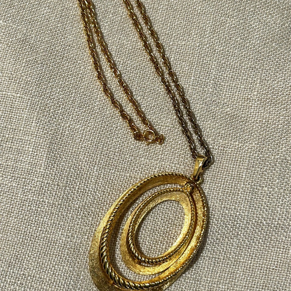 Vintage LISNER Gold Tone Pendant Necklace Chunky Retro